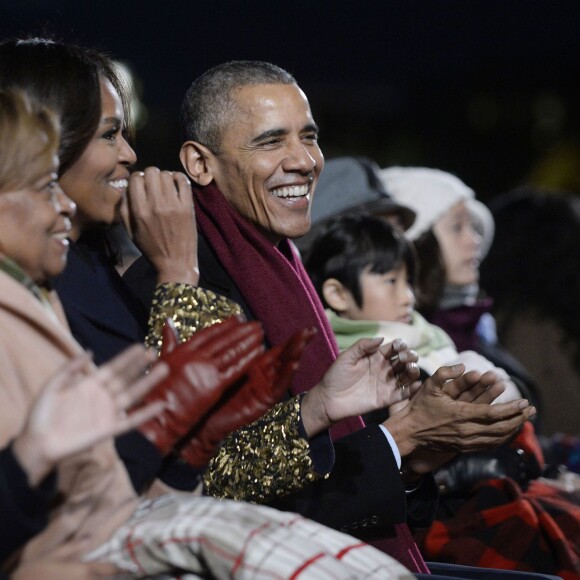 Barack, Michelle, Malia et Sasha Obama, et la mère de Michelle, Marian Robinson, assistent à l'illumination du sapin de Noël de la Maison Blanche. Washington, le 3 décembre 2015.