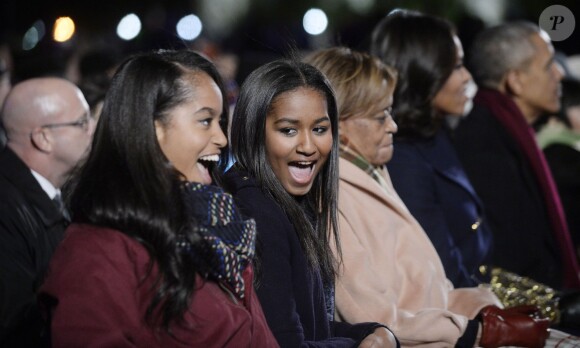 Les soeurs Malia et Sasha Obama assistent à l'illumination du sapin de Noël de la Maison Blanche. Washington, le 3 décembre 2015.