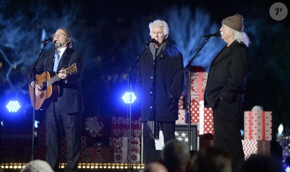 Le groupe Crosby, Stills & Nash chantent lors de la cérémonie d'illumination du sapin de Noël de la Maison Blanche. Washington, le 3 décembre 2015.
