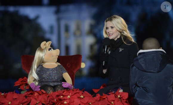 Miss Piggy et Reese Witherspoon lors de la cérémonie d'illumination du sapin de Noël de la Maison Blanche. Washington, le 3 décembre 2015.