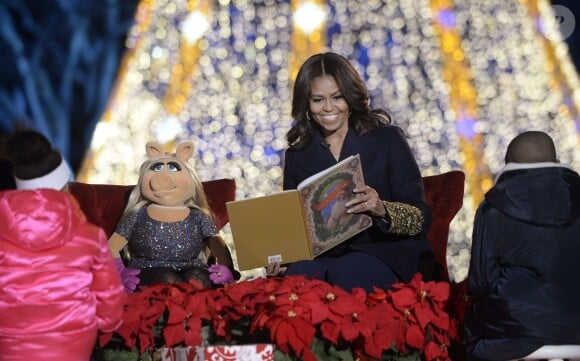 Michelle Obama et Miss Piggy lisent un livre pour enfants lors de la cérémonie d'illumination du sapin de Noël de la Maison Blanche. Washington, le 3 décembre 2015.