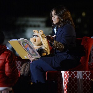 Michelle Obama et Miss Piggy lisent un livre pour enfants lors de la cérémonie d'illumination du sapin de Noël de la Maison Blanche. Washington, le 3 décembre 2015.