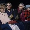 Barack, Michelle, Malia et Sasha Obama, et la mère de Michelle, Marian Robinson, assistent à l'illumination du sapin de Noël de la Maison Blanche. Washington, le 3 décembre 2015.