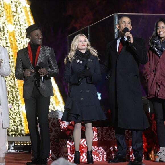 Barack Obama, son épouse Michelle et leurs deux filles Malia et Sasha, les chanteurs Andra Day et Aloe Blacc, et l'actrice Reese Witherspoon lors de la cérémonie d'illumination du sapin de Noël de la Maison Blanche. Washington, le 3 décembre 2015.