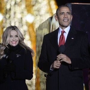 Reese Witherspoon et le président Barack Obama lors de la cérémonie d'illumination du sapin de Noël de la Maison Blanche. Washington, le 3 décembre 2015.