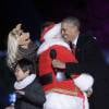 Barack Obama et le Père Noël chantent lors de la cérémonie d'illumination du sapin de Noël de la Maison Blanche. Washington, le 3 décembre 2015.