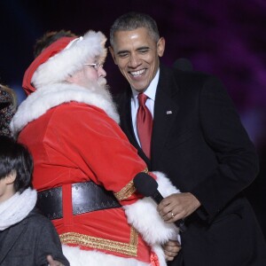 Barack Obama et le Père Noël chantent lors de la cérémonie d'illumination du sapin de Noël de la Maison Blanche. Washington, le 3 décembre 2015.