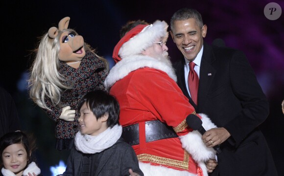 Barack Obama et le Père Noël chantent lors de la cérémonie d'illumination du sapin de Noël de la Maison Blanche. Washington, le 3 décembre 2015.