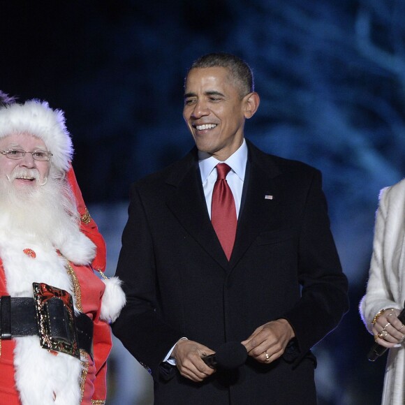 Barack Obama et le Père Noël chantent lors de la cérémonie d'illumination du sapin de Noël de la Maison Blanche. Washington, le 3 décembre 2015.