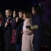 Barack Obama, son épouse Michelle et leurs deux filles Malia et Sasha, les chanteurs Andra Day et Aloe Blacc, et l'actrice Reese Witherspoon lors de la cérémonie d'illumination du sapin de Noël de la Maison Blanche. Washington, le 3 décembre 2015.