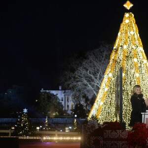 Reese Witherspoon, le président Barack Obama, son épouse Michelle, leurs filles Malia et Sasha, et Marina Robinson (mère de Michelle Obama) lors de la cérémonie d'illumination du sapin de Noël de la Maison Blanche. Washington, le 3 décembre 2015.