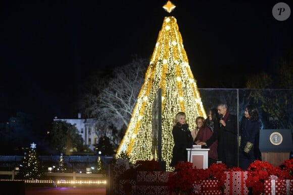 Reese Witherspoon, le président Barack Obama, son épouse Michelle, leurs filles Malia et Sasha, et Marina Robinson (mère de Michelle Obama) lors de la cérémonie d'illumination du sapin de Noël de la Maison Blanche. Washington, le 3 décembre 2015.