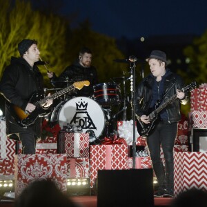 Le groupe Fall Out Boy chantent lors de la cérémonie d'illumination du sapin de Noël de la Maison Blanche. Washington, le 3 décembre 2015.