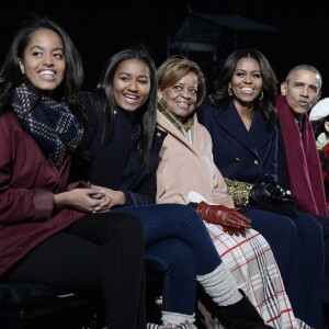 Barack, Michelle, Malia et Sasha Obama, et la mère de Michelle, Marian Robinson, assistent à l'illumination du sapin de Noël de la Maison Blanche. Washington, le 3 décembre 2015.