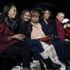 Barack, Michelle, Malia et Sasha Obama, et la mère de Michelle, Marian Robinson, assistent à l'illumination du sapin de Noël de la Maison Blanche. Washington, le 3 décembre 2015.
