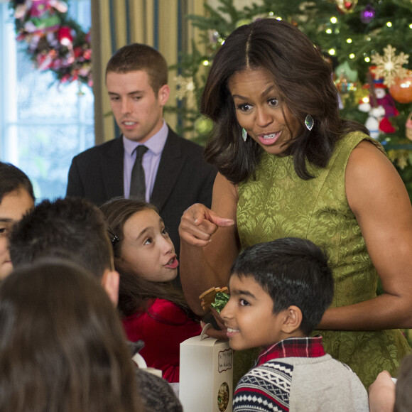 Des enfants de militaires américains conviés à la Maison Blanche et accueillis par Michelle Obama pour une fête pré-Noël à la Maison Blanche à Washington, le 2 décembre 2015.
