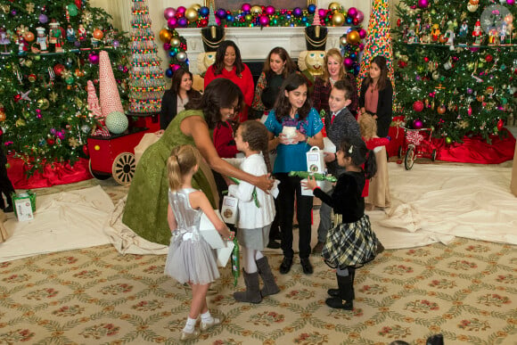 Des enfants de militaires américains conviés à la Maison Blanche et accueillis par Michelle Obama pour une fête pré-Noël à la Maison Blanche à Washington, le 2 décembre 2015.
