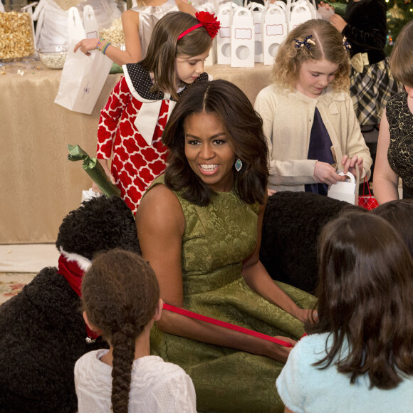 Des enfants de militaires américains conviés à la Maison Blanche et accueillis par Michelle Obama pour une fête pré-Noël à la Maison Blanche à Washington, le 2 décembre 2015.