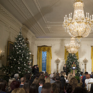 Des enfants de militaires américains conviés à la Maison Blanche et accueillis par Michelle Obama pour une fête pré-Noël à la Maison Blanche à Washington, le 2 décembre 2015.