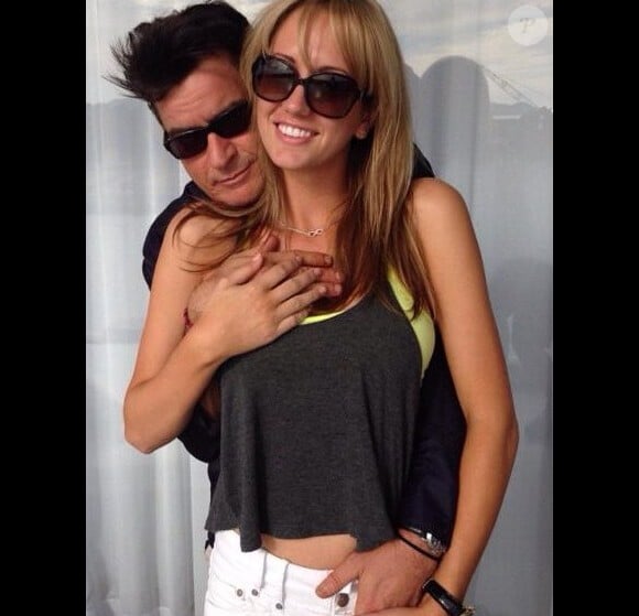 Charlie Sheen a publié, jeudi 28 novembre 2013, un cliché de sa nouvelle petite amie Brett Rossi lors de leur séjour au Mexique.