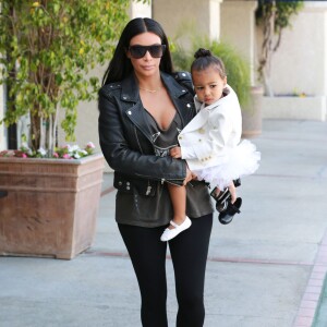 Kim Kardashian et sa fille North West à Tarzana, le 28 mai 2015.