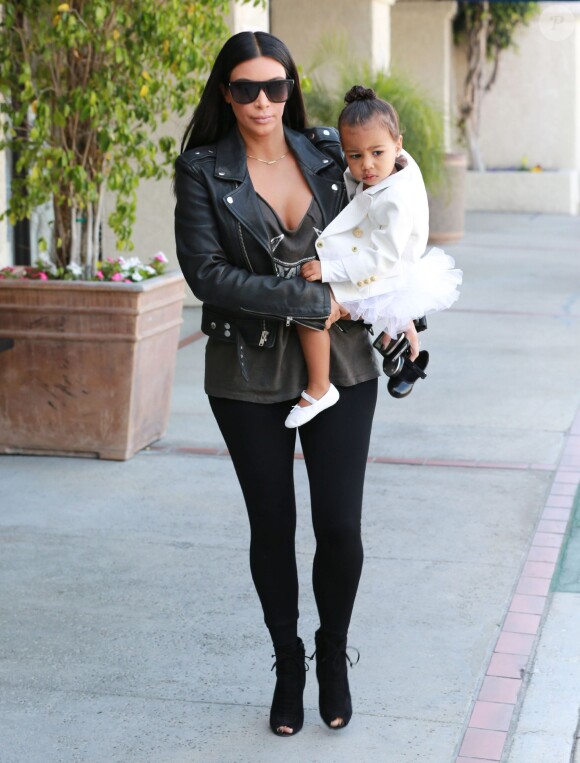 Kim Kardashian et sa fille North West à Tarzana, le 28 mai 2015.