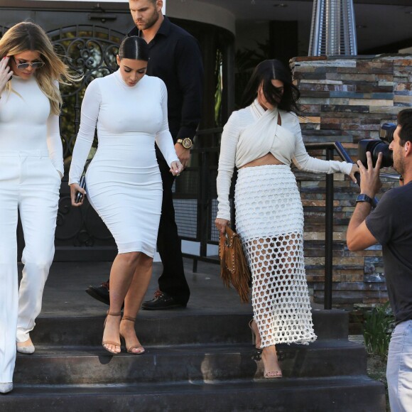 Khloé, Kim et Kourtney Kardashian à Westlake Village, le 7 juillet 2015.