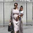 Kim Kardashian et sa fille North à Woodland Hills, le 2 août 2015.