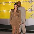 Kim Kardashian enceinte et son mari Kanye West aux MTV Video Music Awards 2015 à Los Angeles, le 30 août 2015.