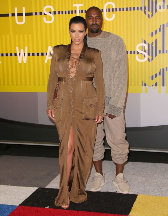 Kim Kardashian enceinte et son mari Kanye West aux MTV Video Music Awards 2015 à Los Angeles, le 30 août 2015.