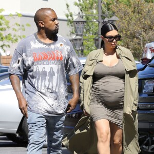 Kim Kardashian enceinte et son mari Kanye West se rendent à Thousand Oaks, le 7 octobre 2015.