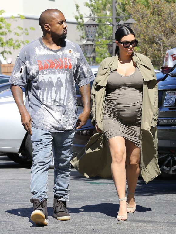 Kim Kardashian enceinte et son mari Kanye West se rendent à Thousand Oaks, le 7 octobre 2015.