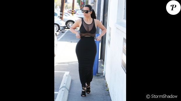 Kim Kardashian: une grossesse en robes moulantes et transparentes