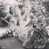 Gaëlle des "Ch'tis" en vacances avec un ami en Thaïlande. Rencontre avec un tigre. Décembre 2015.