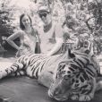 Gaëlle des "Ch'tis" en vacances avec un ami en Thaïlande. Rencontre avec un tigre. Décembre 2015.
