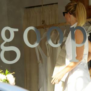 Gwyneth Paltrow s'est arrêtée dans son magasin "Goop" à Brentwood. Le 10 mai 2014