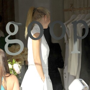Gwyneth Paltrow s'est arrêtée dans son magasin "Goop" à Brentwood. Le 10 mai 2014