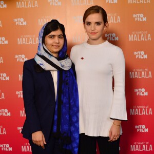 Malala Yousafzai et Emma Watson lors de la première de "He named me Malala" au Into Film Festival à Birmingham, le 4 novembre 2015.