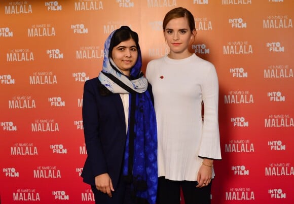 Malala Yousafzai et Emma Watson lors de la première de "He named me Malala" au Into Film Festival à Birmingham, le 4 novembre 2015.