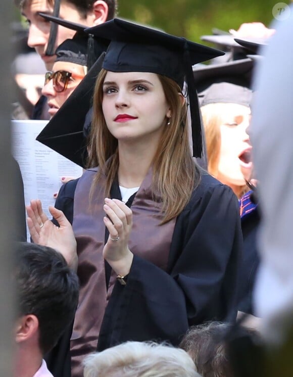Emma Watson reçoit son diplôme de littérature à l'Université américaine de Brown, le 25 mai 2014.