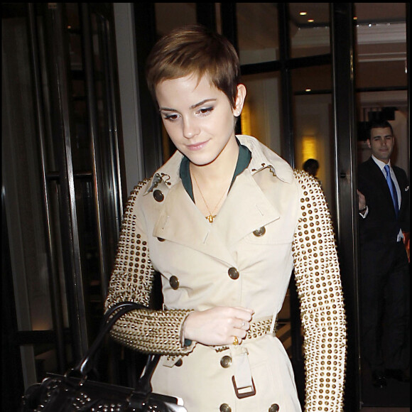 Emma Watson, cheveux courts, à New York le 16 novembre 2010.