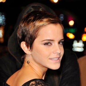 Emma Watson, cheveux courts, à Londres le 11 novembre 2010.