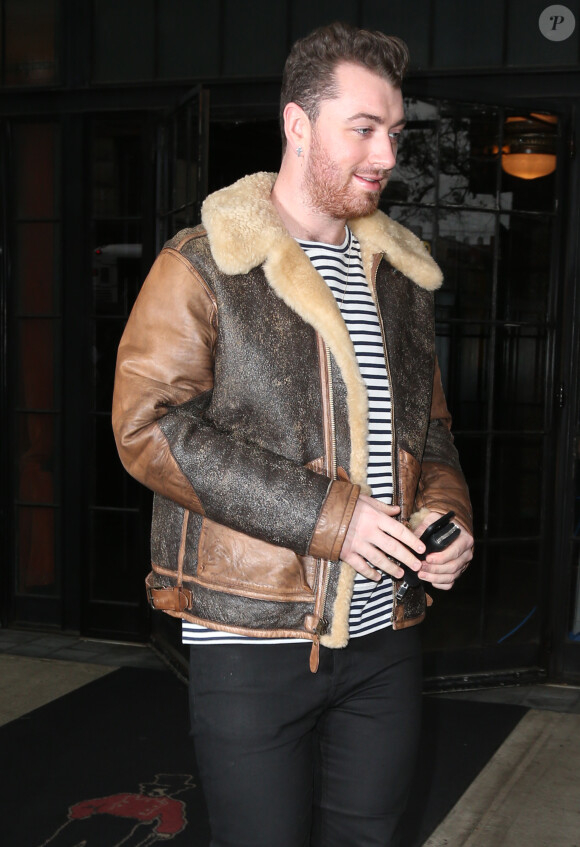 Sam Smith sort de son hôtel à New York, le 12 novembre 2015.