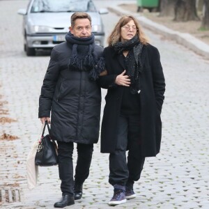 Olivier Gluzman et Jane Birkin - Obsèques du metteur en scène Luc Bondy au cimetière du Père Lachaise à Paris le 10 décembre 2015