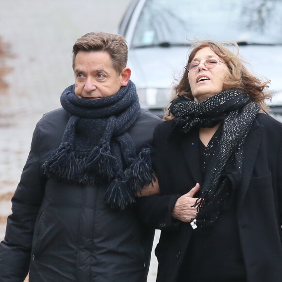 Olivier Gluzman et Jane Birkin - Obsèques du metteur en scène Luc Bondy au cimetière du Père Lachaise à Paris le 10 décembre 2015