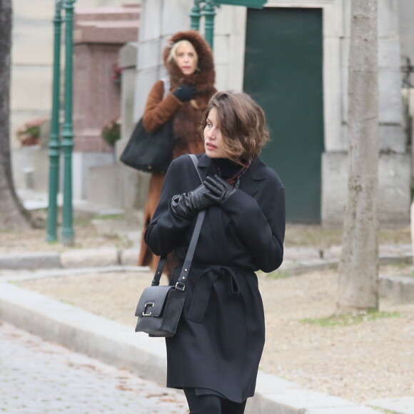 Laetitia Casta - Obsèques du metteur en scène Luc Bondy au cimetière du Père Lachaise à Paris le 10 décembre 2015.