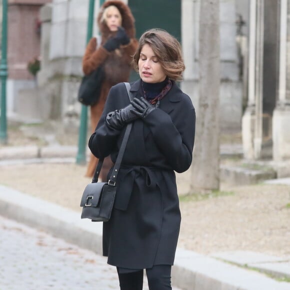 Laetitia Casta - Obsèques du metteur en scène Luc Bondy au cimetière du Père Lachaise à Paris le 10 décembre 2015.