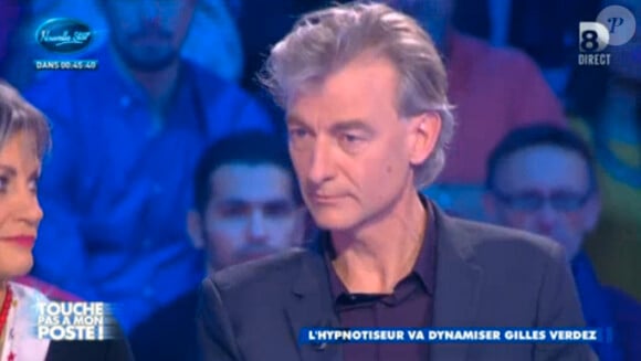 Le chroniqueur Cyril Verdez, sous hypnose, dans "Touche pas à mon poste", le jeudi 4 décembre 2014 sur D8.