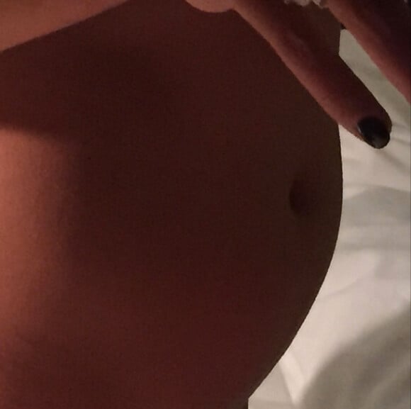 Ayem Nour dévoile un ventre arrondi sur son compte Instagram. La jeune femme serait-elle enceinte ? Juin 2015.