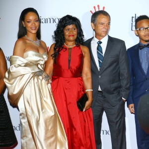 Rihanna avec sa mère Monica Braithwaite et son père Ronald Fenty - Soirée de la 2ème édition du "Diamond Ball " à Santa Monica le 10 décembre 2015.